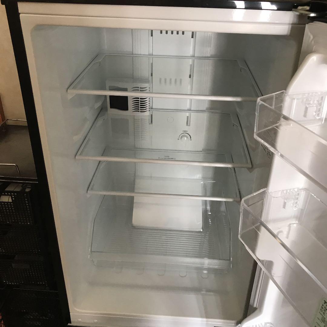 中央に小さな凹み、匂いあり、内部は綺麗です