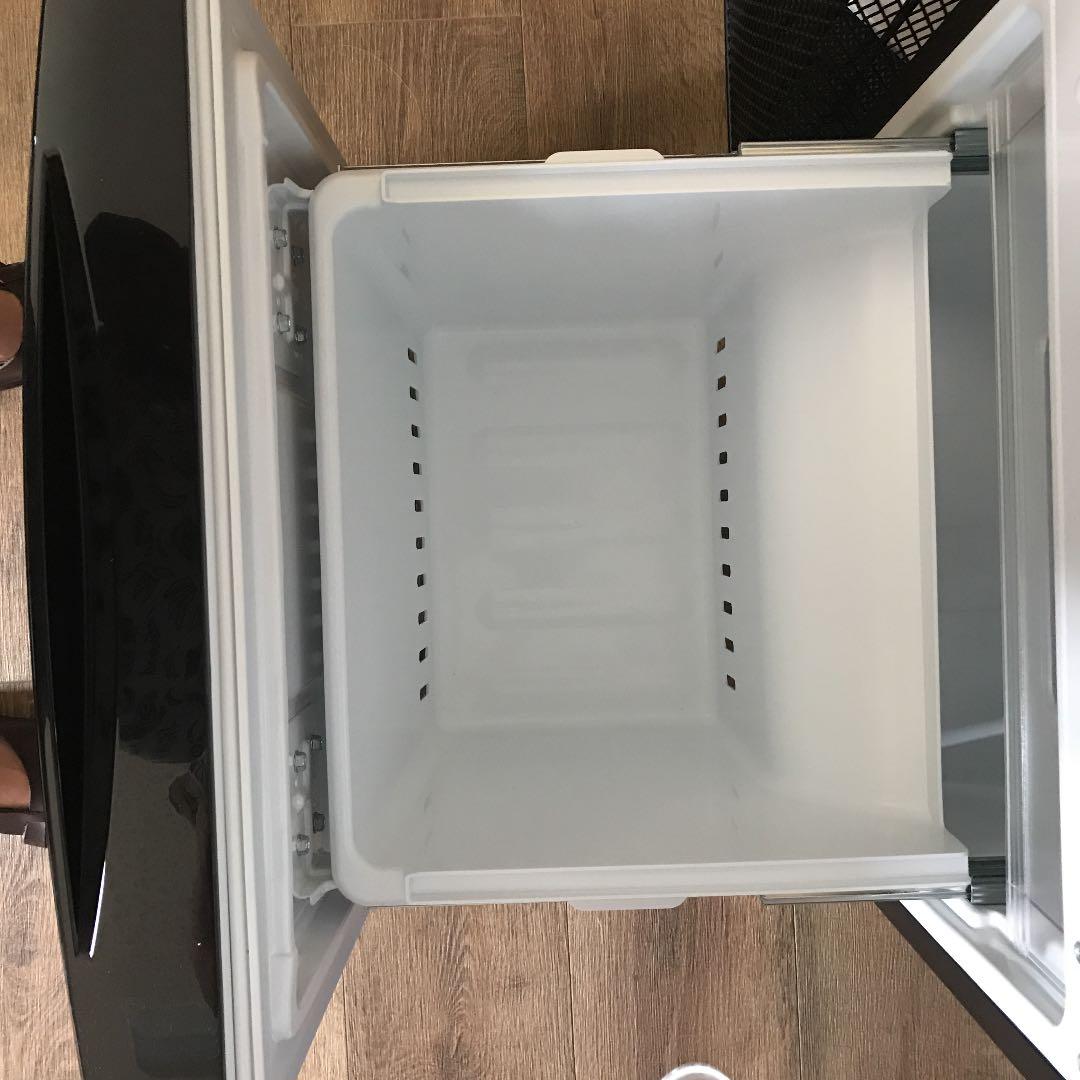 中央に小さな凹み、匂いあり、内部は綺麗です