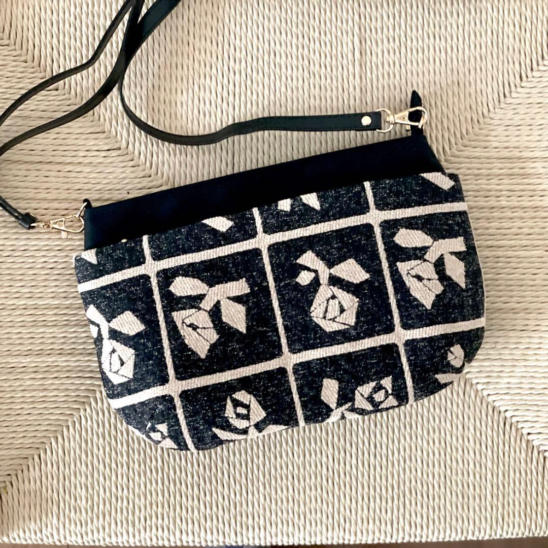 ⚮̈ミナペルホネン　Lulu black ドラポケショルダー　ポシェット