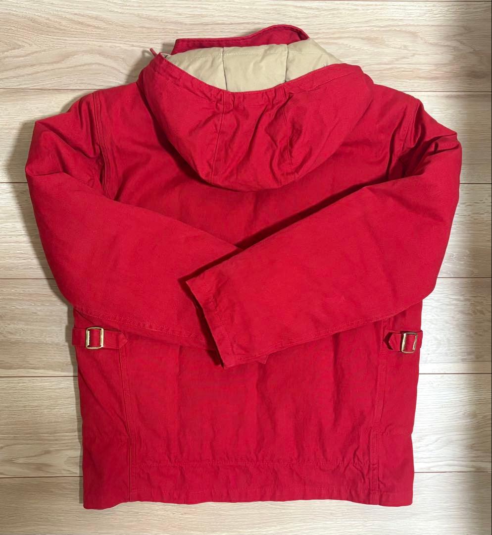フード付き赤ダウンジャケット