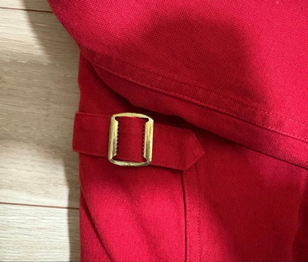 フード付き赤ダウンジャケット