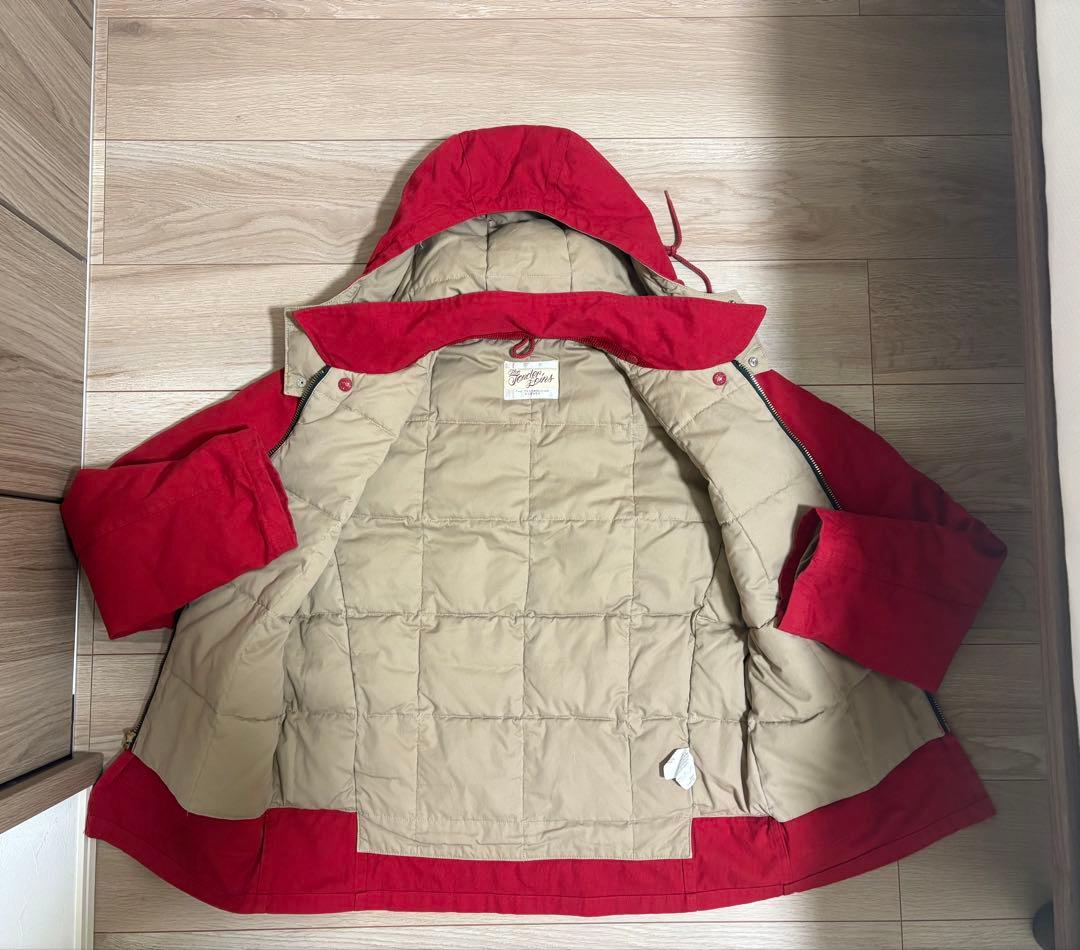 フード付き赤ダウンジャケット