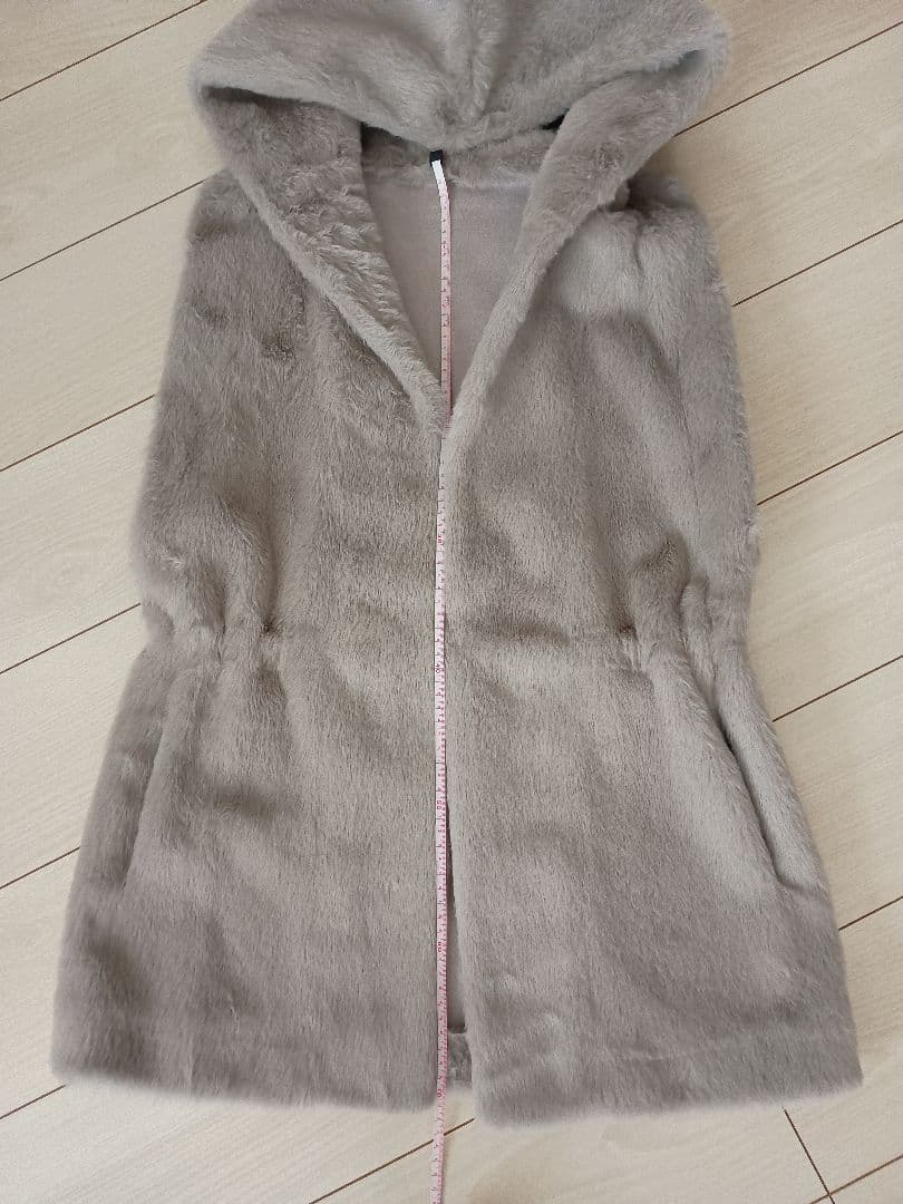 PINKY＆DIANE　フード付きグレーのファー風ベスト