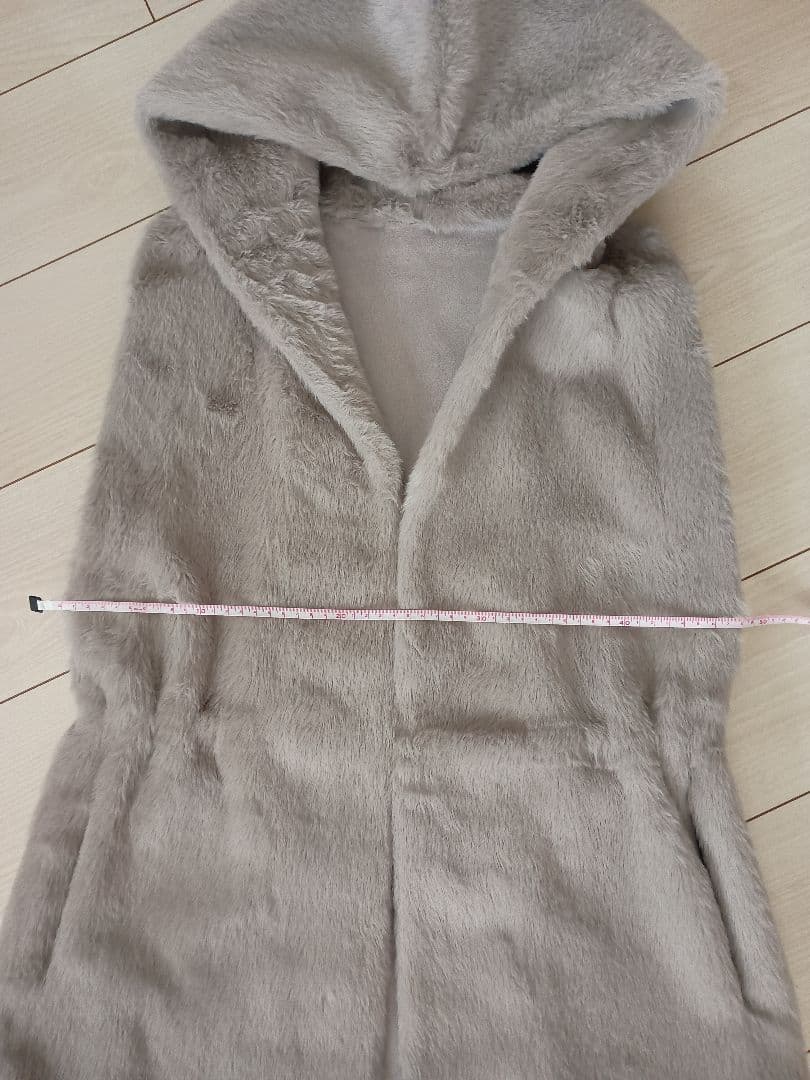PINKY＆DIANE　フード付きグレーのファー風ベスト