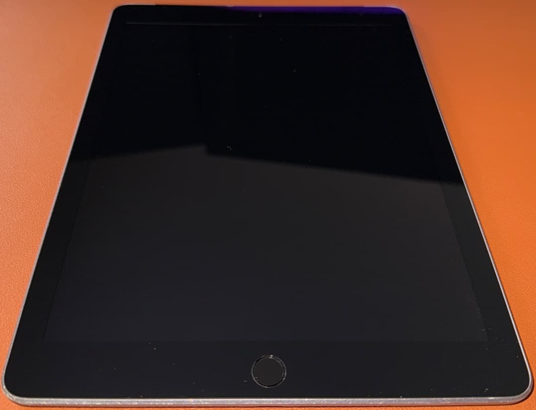 Apple iPad（第６世代）本体　32GB Wi-Fi+Cellular