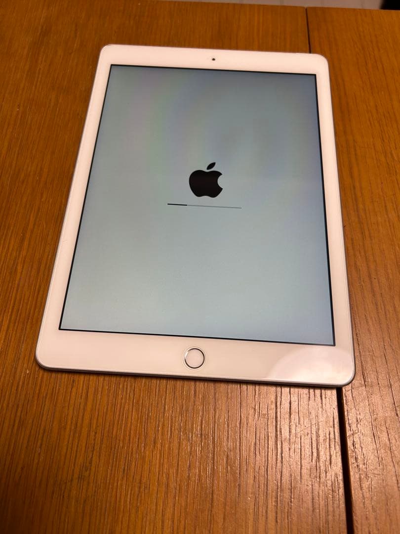 iPad (第5世代) 128GB ホワイト　初期化済み