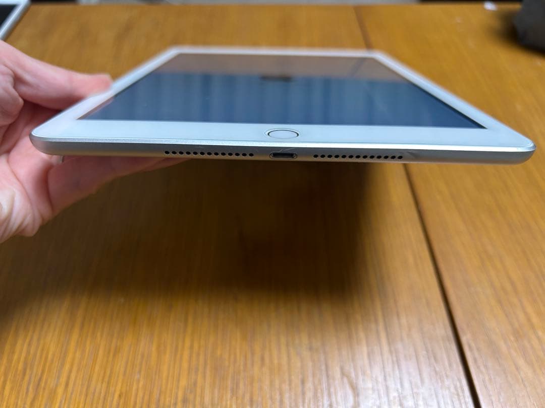 iPad (第5世代) 128GB ホワイト　初期化済み