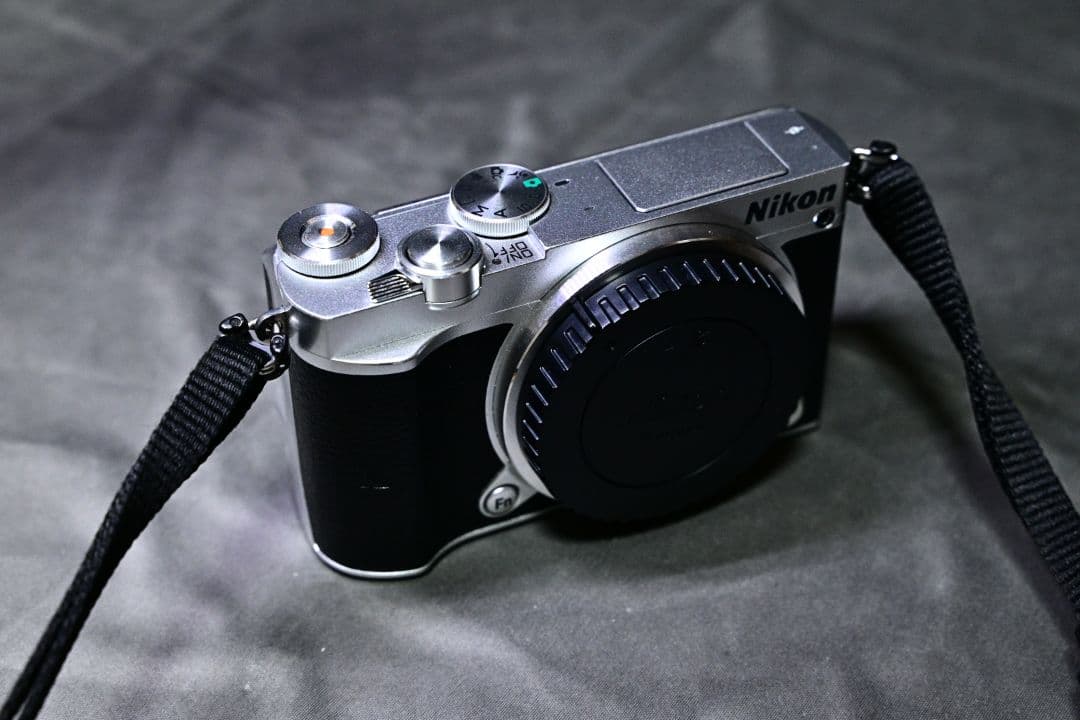 Nikon 1 J5　 　NIKKOR レンズ✕２