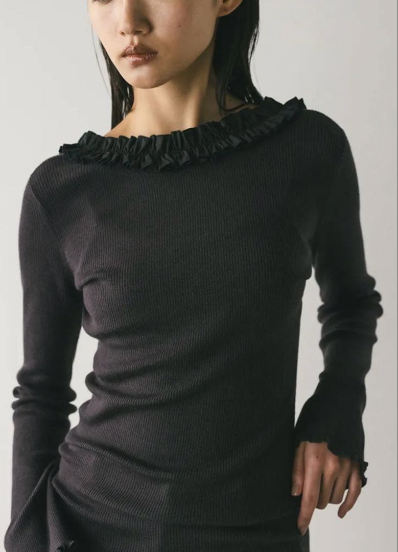 バックオープンフリルニットトップ