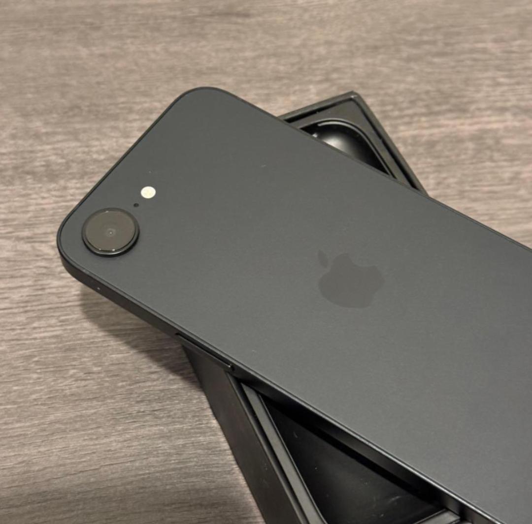 未使用に近い　iPhone 16e｜送料無料｜SIMフリー バッテリー100％