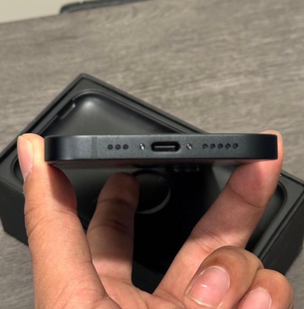 未使用に近い　iPhone 16e｜送料無料｜SIMフリー バッテリー100％