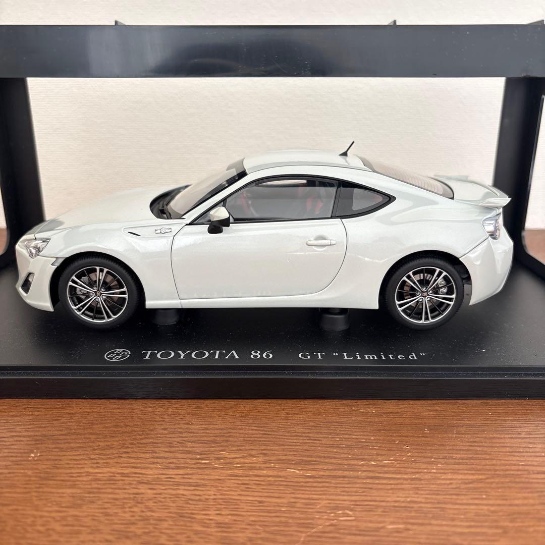 オートアート　トヨタ　TOYOTA 86 1/18 ミニカー　ホワイト