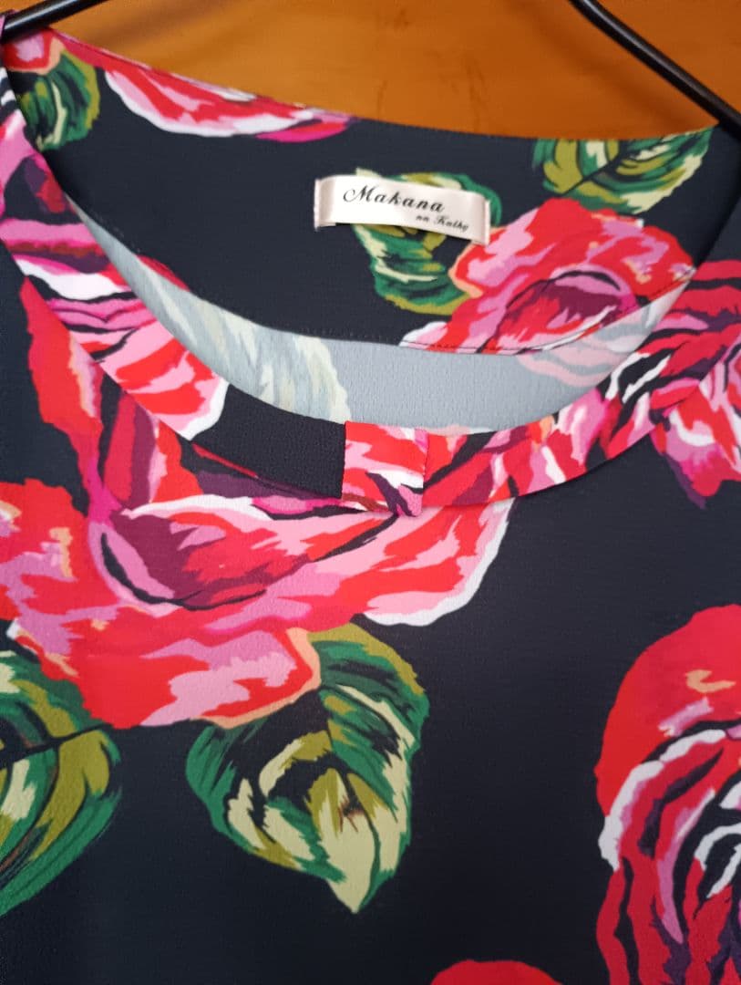 マカナナキャシー　花柄長袖チュニック（黒地・バラ）ブラウス　サイズ1