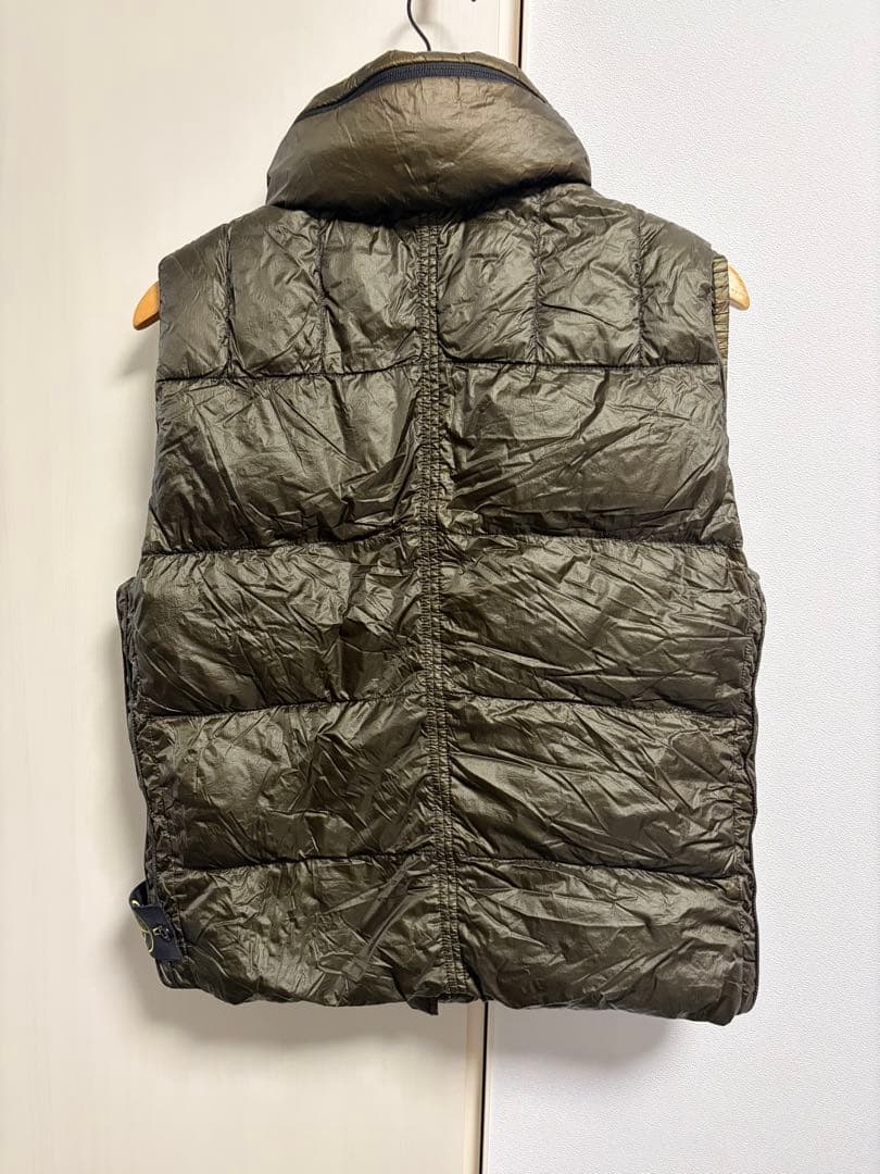 ストーンアイランドのダウンベスト