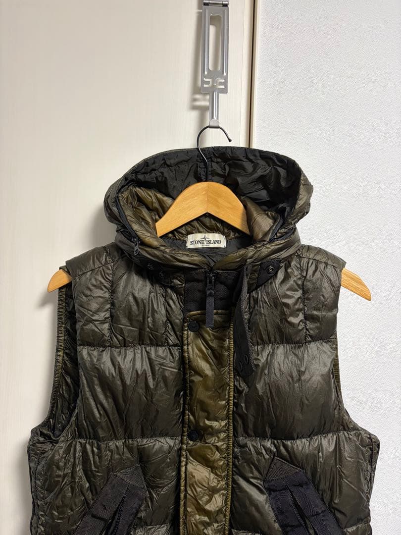 ストーンアイランドのダウンベスト