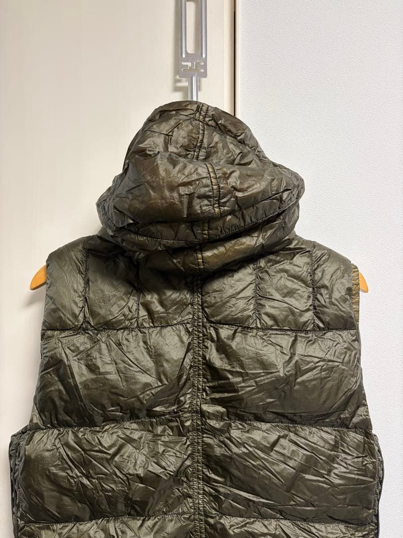 ストーンアイランドのダウンベスト