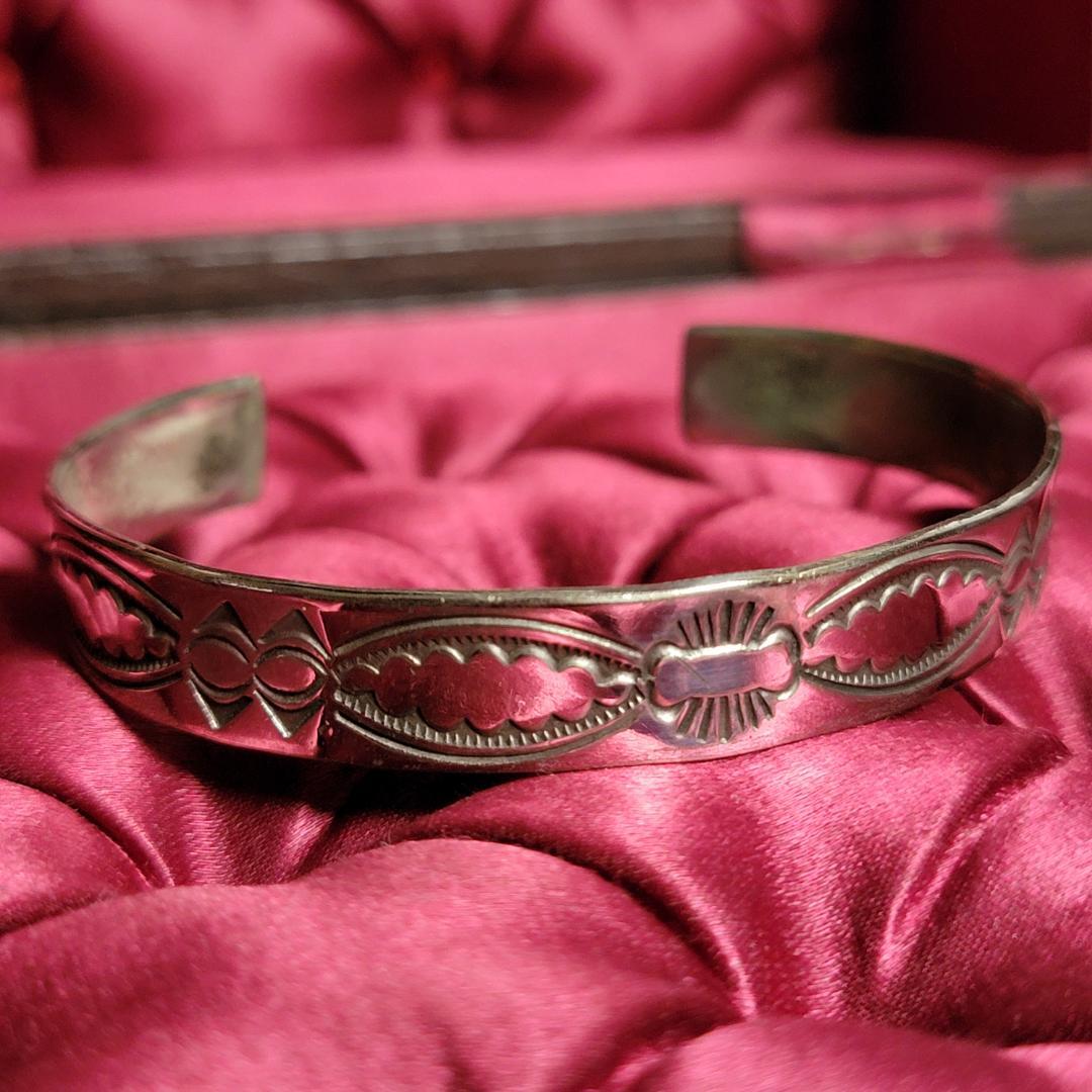 ビンテージ スタンプワークのシルバーバングル インディアンジュエリー