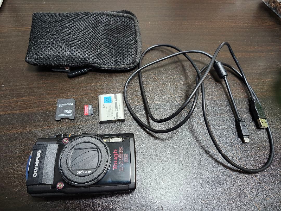 Olympus TG-4 本体と付属品