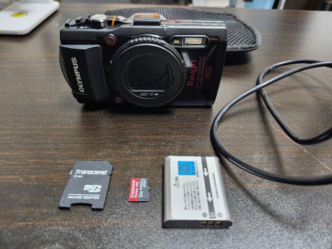 Olympus TG-4 本体と付属品