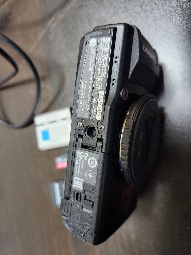 Olympus TG-4 本体と付属品