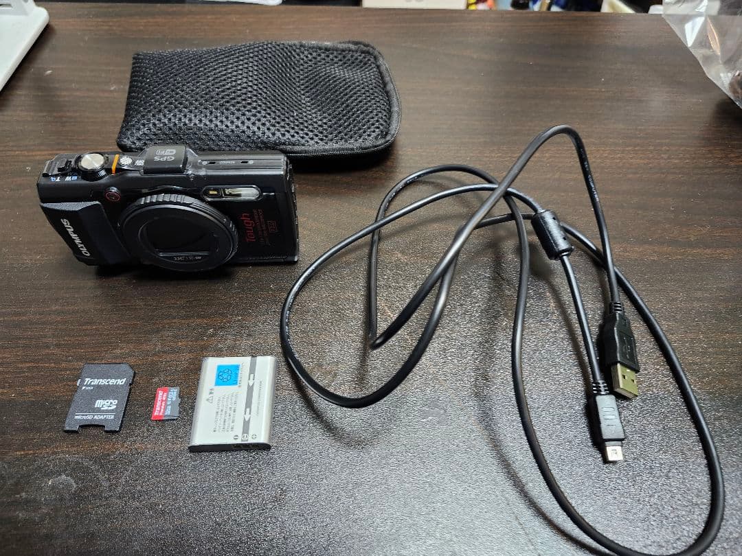Olympus TG-4 本体と付属品