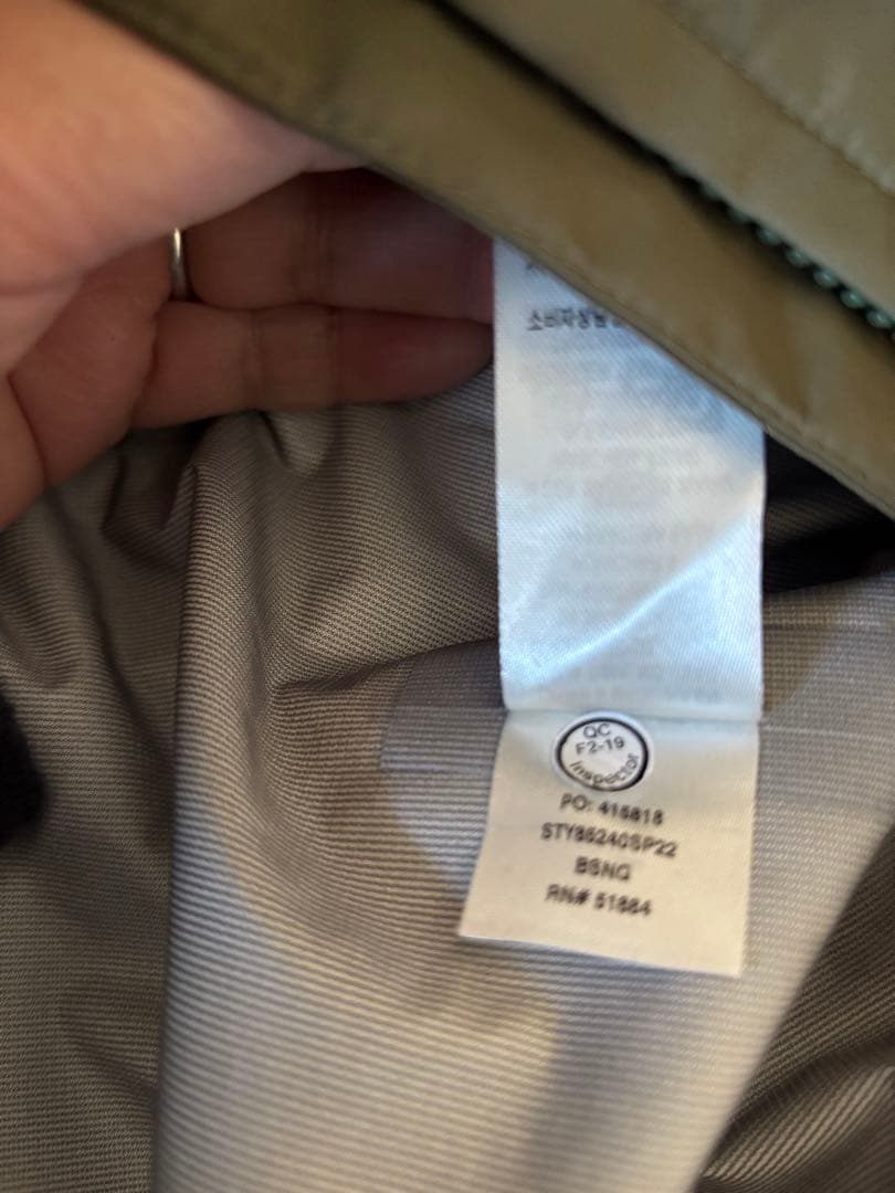 【新品未使用】patagonia ナイロンジャケット Ｍ　m'sオリーブ