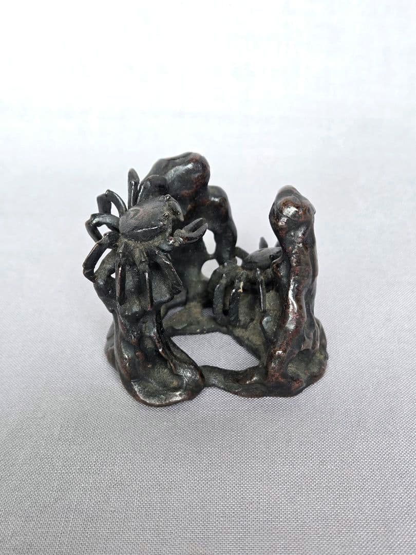 斑紫銅　岩蟹蓋置　本間琢斎作