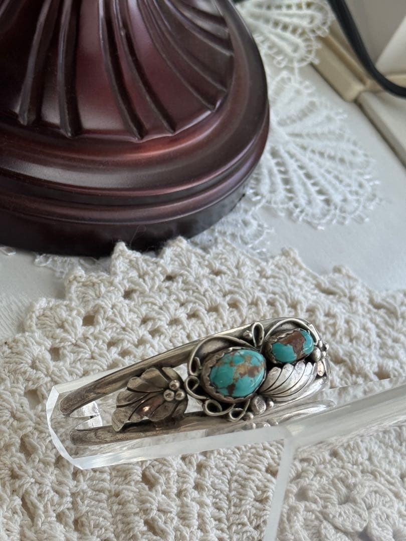 ターコイズ石付きシルバー色バングル