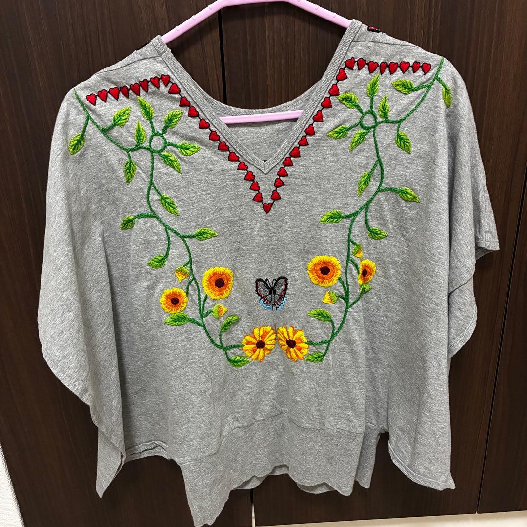 ベルンハルトウィルヘルム グレー 蝶と花の刺繍 半袖トップス