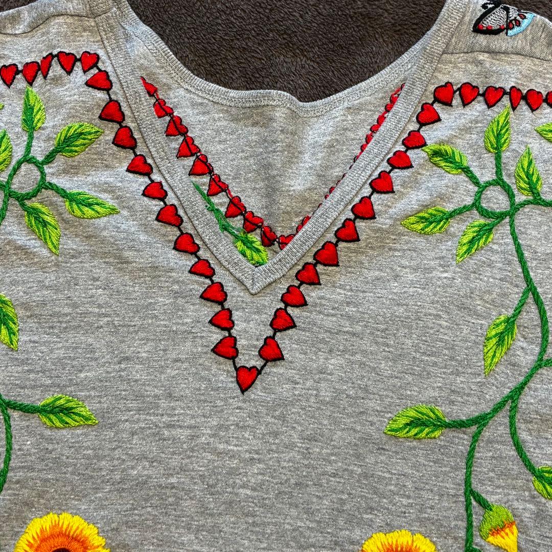 ベルンハルトウィルヘルム グレー 蝶と花の刺繍 半袖トップス