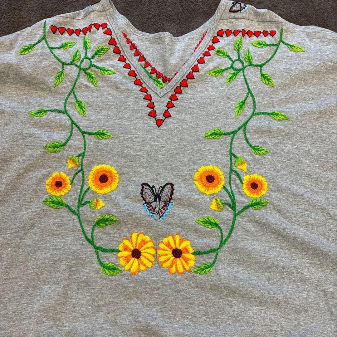 ベルンハルトウィルヘルム グレー 蝶と花の刺繍 半袖トップス