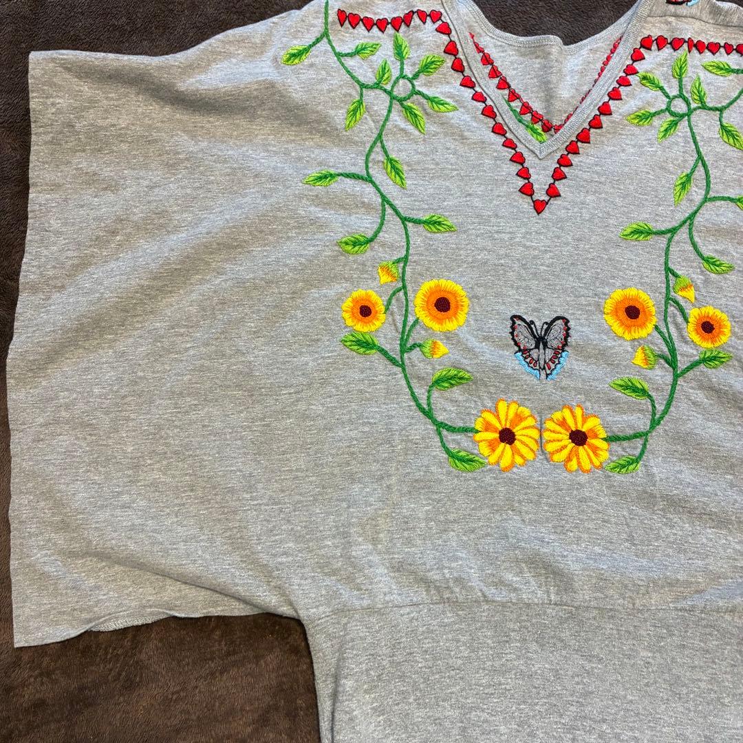 ベルンハルトウィルヘルム グレー 蝶と花の刺繍 半袖トップス