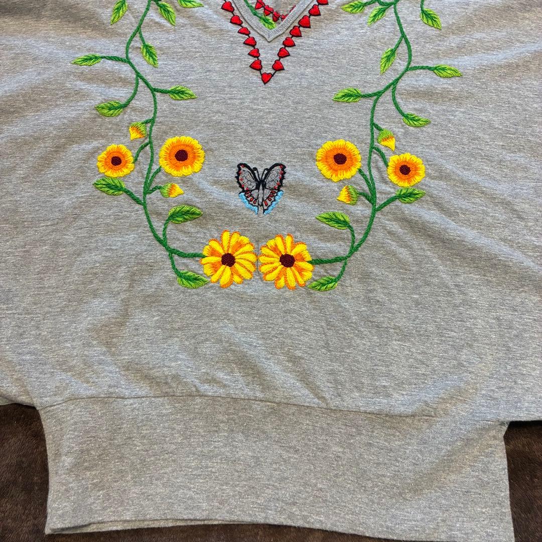 ベルンハルトウィルヘルム グレー 蝶と花の刺繍 半袖トップス