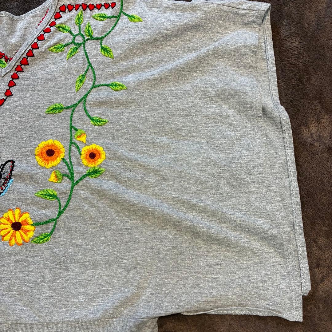 ベルンハルトウィルヘルム グレー 蝶と花の刺繍 半袖トップス