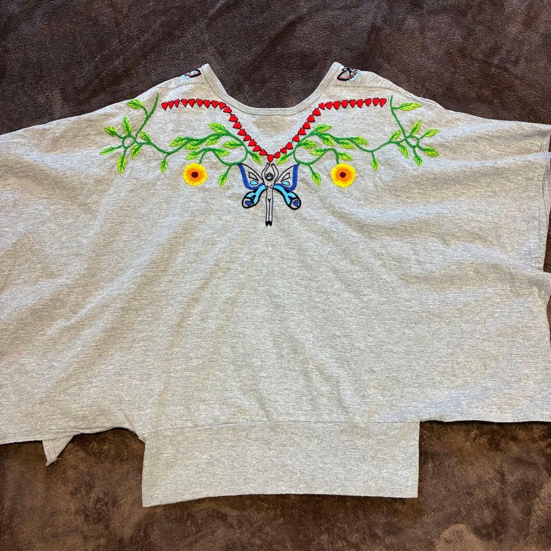 ベルンハルトウィルヘルム グレー 蝶と花の刺繍 半袖トップス