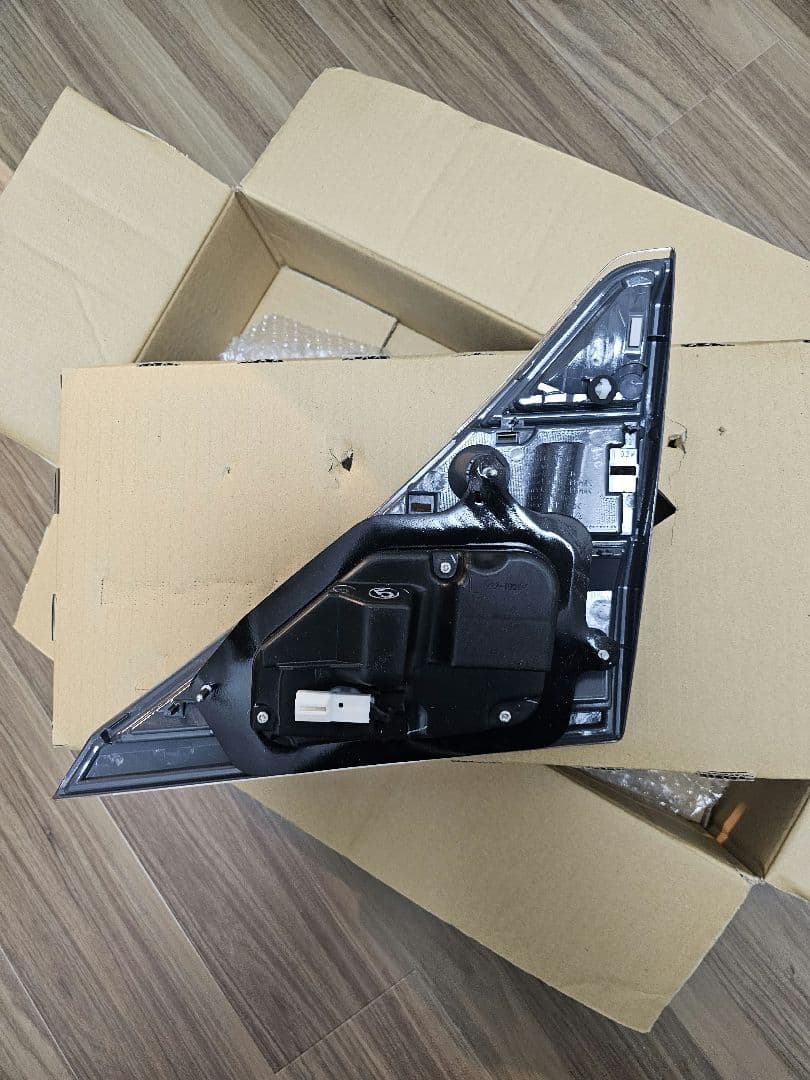 新品　純正品ANH20ヴェルファイア　左テールランプ内側