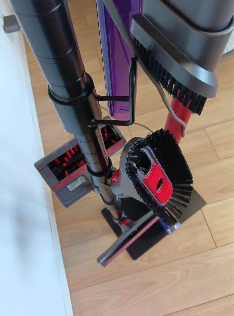 dyson v8 slim fluffy+ 本体　付属品　スタンド付き