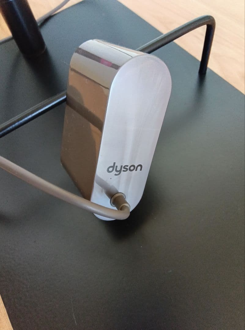 dyson v8 slim fluffy+ 本体　付属品　スタンド付き