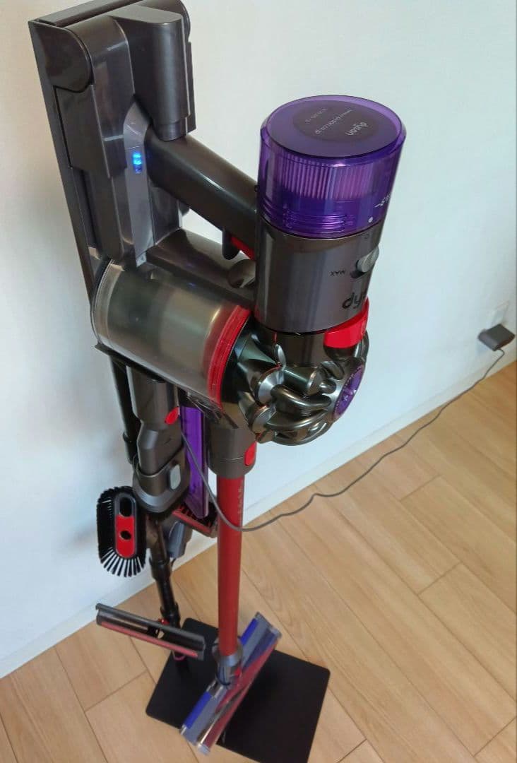 dyson v8 slim fluffy+ 本体　付属品　スタンド付き