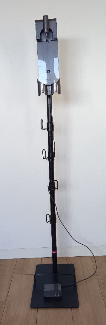 dyson v8 slim fluffy+ 本体　付属品　スタンド付き