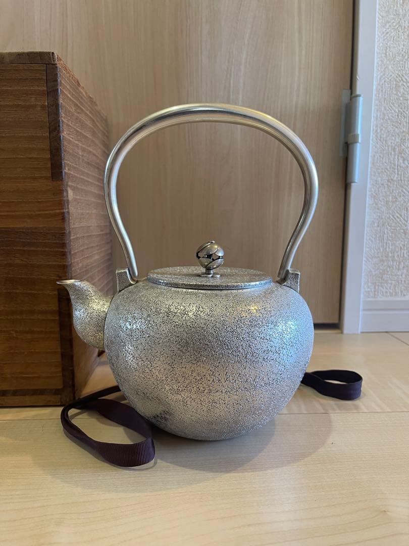 純銀保証　純銀製槌目湯沸1091g 銀瓶　桐箱　刻印あり　急須　茶壺　茶道具鉄瓶