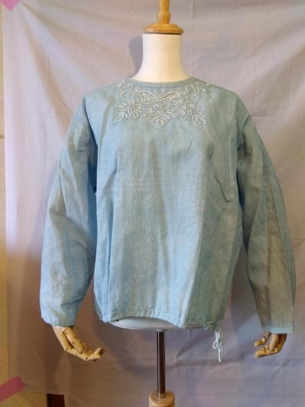 お*ン様 【新品】45R　ブラウス　サイズL　胸元・背中は刺繍　襟・袖はレースブ