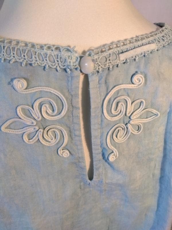 お*ン様 【新品】45R　ブラウス　サイズL　胸元・背中は刺繍　襟・袖はレースブ