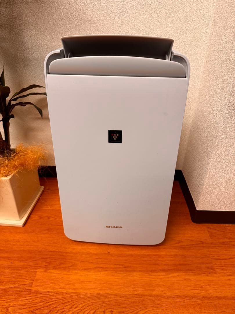 冷風も出ます！美品・2023年製SHARP 除湿機 CM-R100-W 衣類乾燥