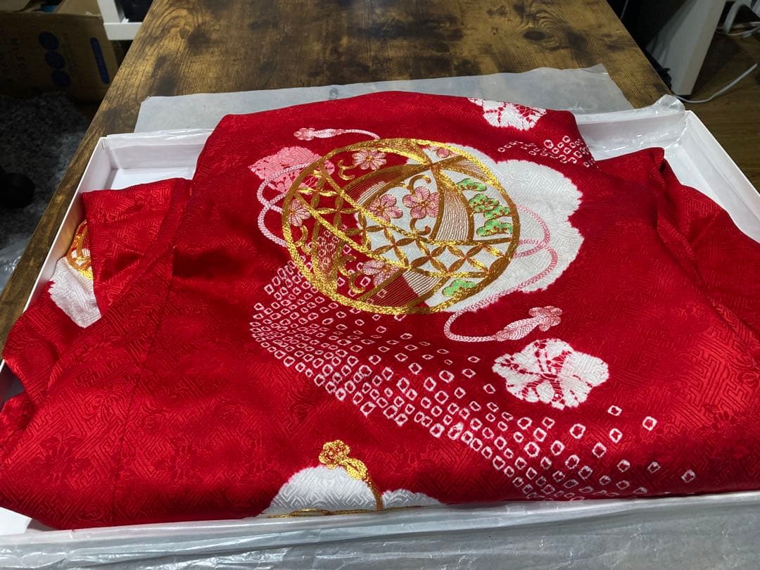 赤い刺繍着物 お宮参り用品【おまけ付き】