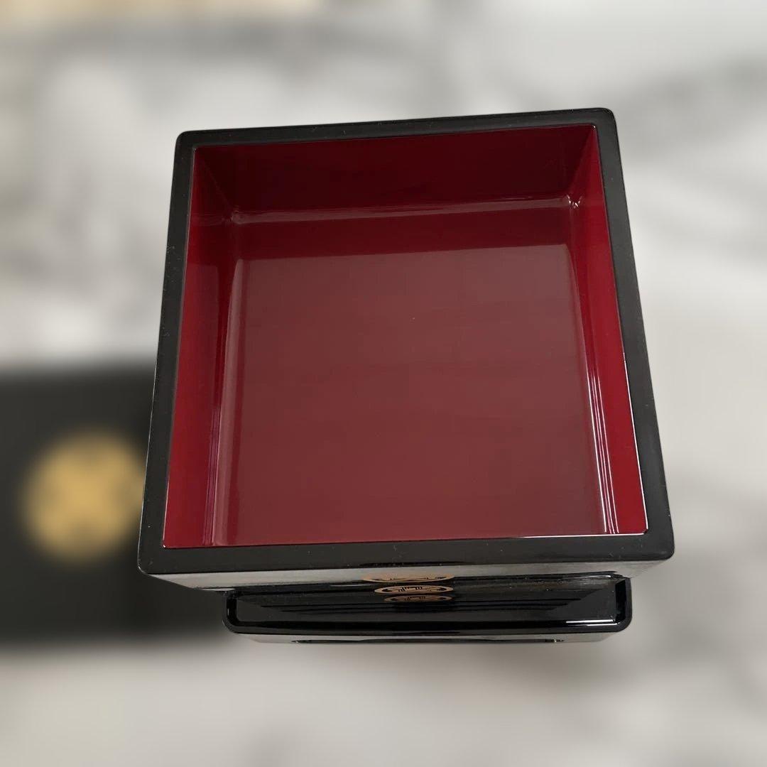 未使用　漆塗り重箱 黒 赤内側 金色紋様　丸に違い鷹の羽