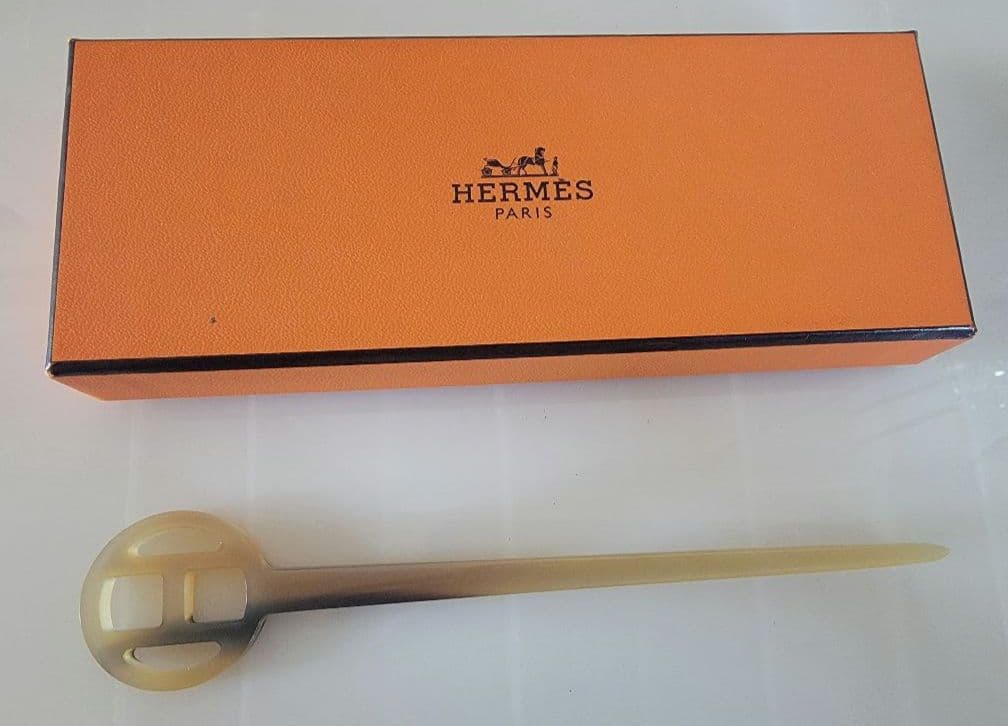 ひさひさ　HERMES ロカイユ ヘアピン Hロゴ ベージュ