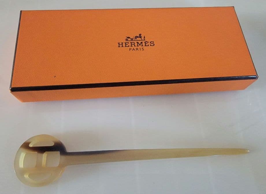 ひさひさ　HERMES ロカイユ ヘアピン Hロゴ ベージュ