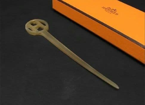 ひさひさ　HERMES ロカイユ ヘアピン Hロゴ ベージュ