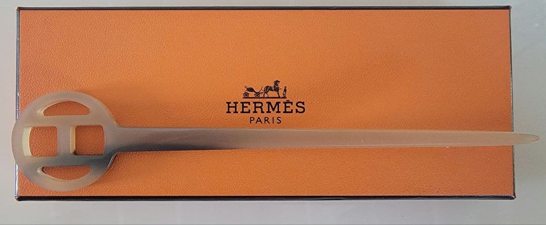 ひさひさ　HERMES ロカイユ ヘアピン Hロゴ ベージュ
